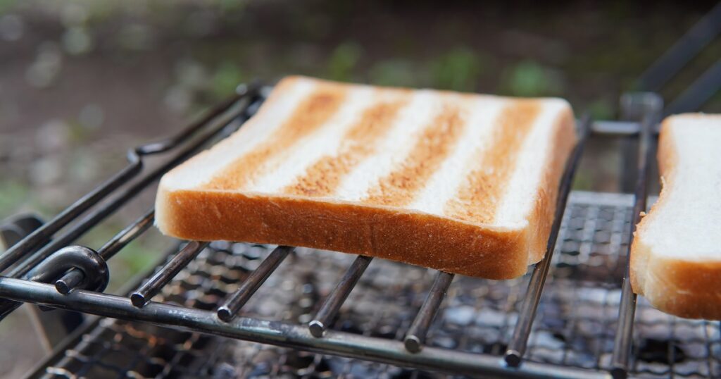 超カンタン！こめ油の激旨アヒージョ！に盛り付けた食パンをトースト中の画像