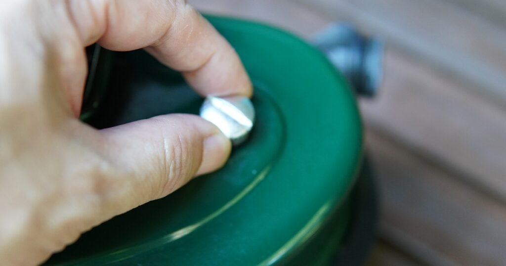 携行缶の給油準備：エア抜き用のバルブを開けて、スムーズに給油できる状態にする