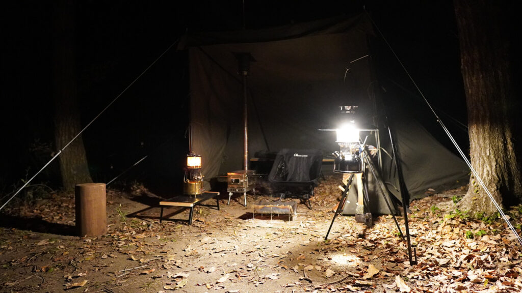 筆者の武井パープルストーブ501Aとパップテントでのキャンプ風景