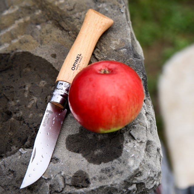 TRADITIONシリーズのナイフとリンゴ