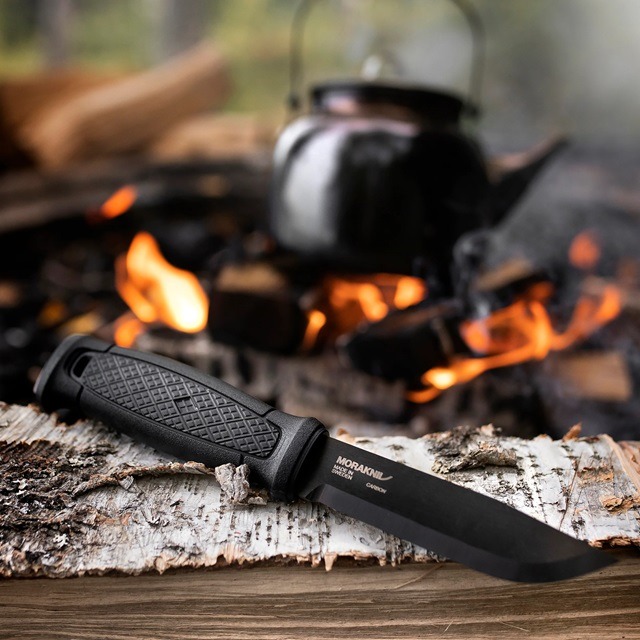 炭素鋼の刃のナイフ