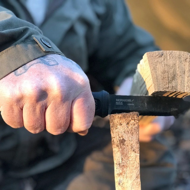 炭素鋼の刃のナイフでバトニング