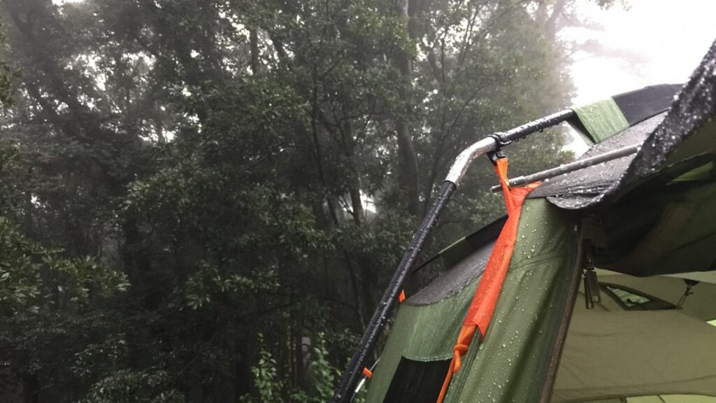 雨の日のキャンプ