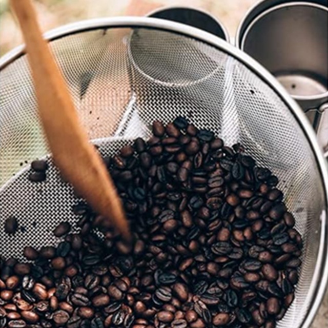 メッシュバスケットを使って焙煎したコーヒー豆の粗熱を取る