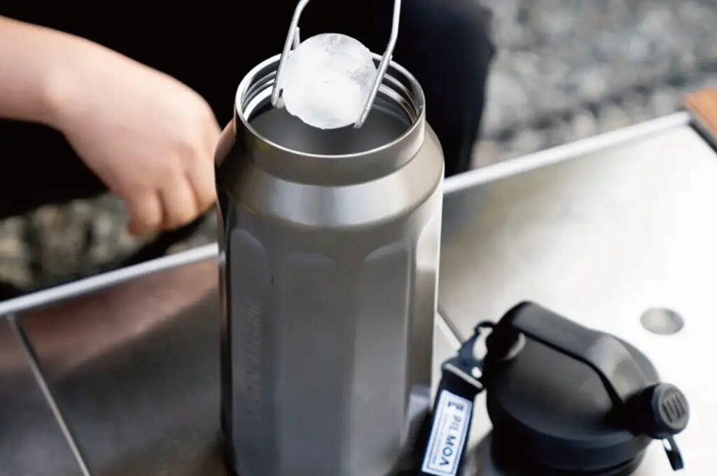 大きい氷も入れやすく、手洗いもしやすい102mmの大口径!
