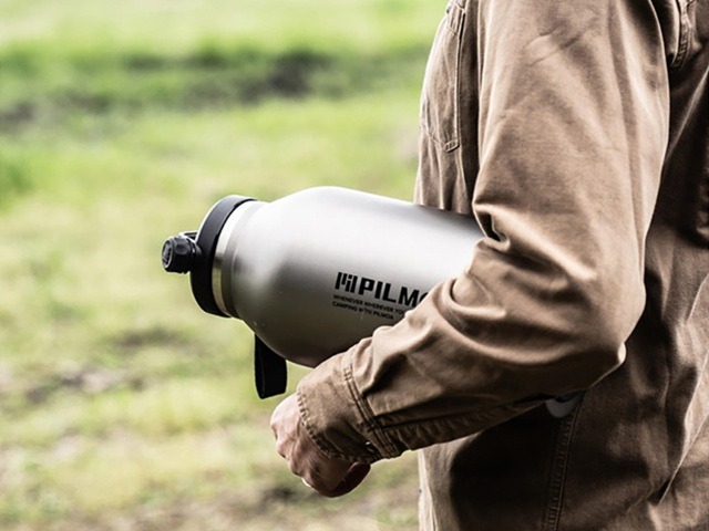 他社製のハーフガロン(3.8L)サイズの大容量タンブラーと比べても軽量な部類に入るPLIMOAのタンブラー