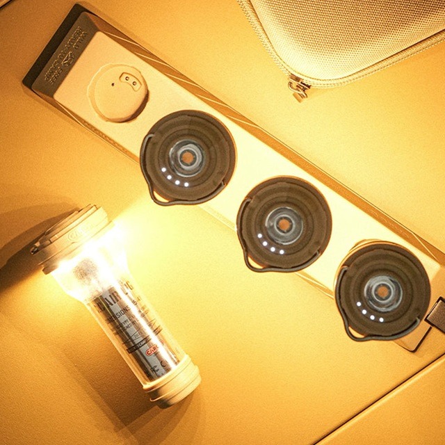 CHARGING DOCKなら、マグネット式ボコピンにAIR LIGHTを置くだけで最大4台を同時にワイヤレス充電可能