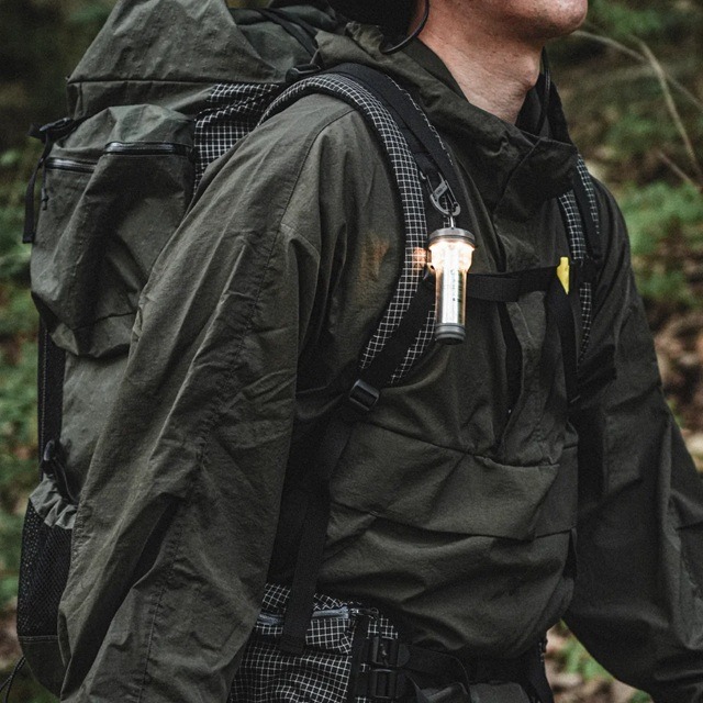 わずか83gの超軽量設計で持ち運びラクラク