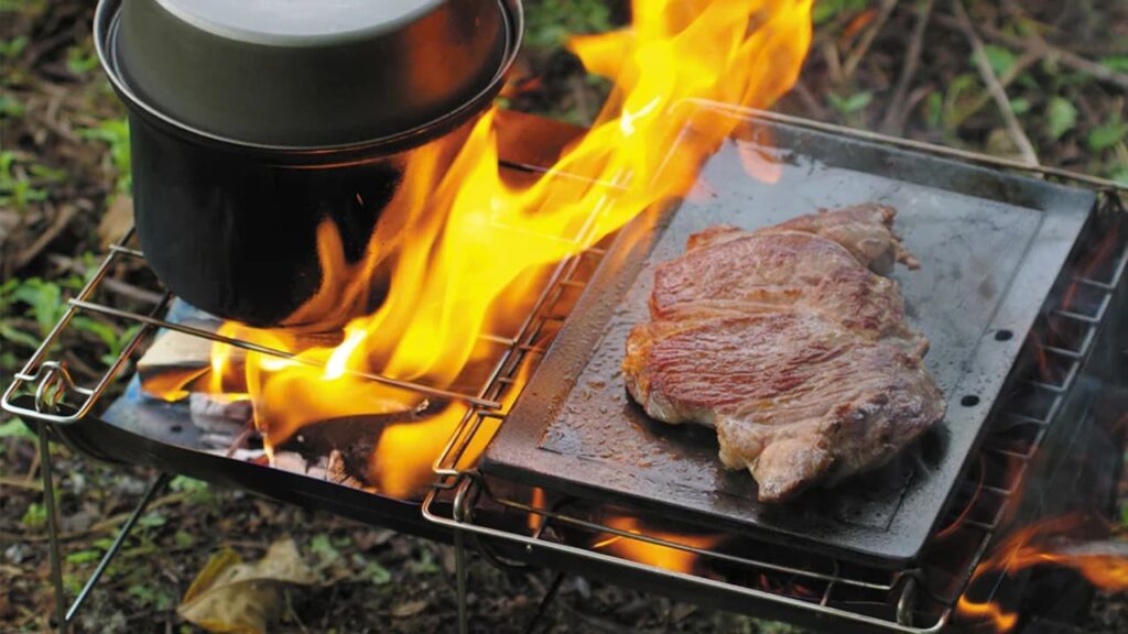 キャンプでTABIを使っての調理中の画像