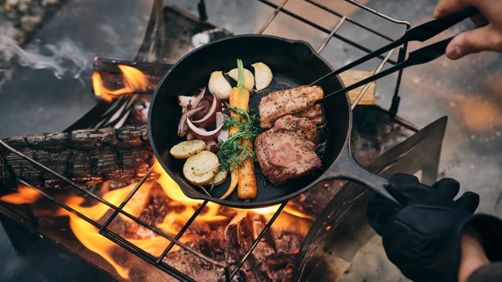 キャンプでマクライトチタンを使っての調理中の画像