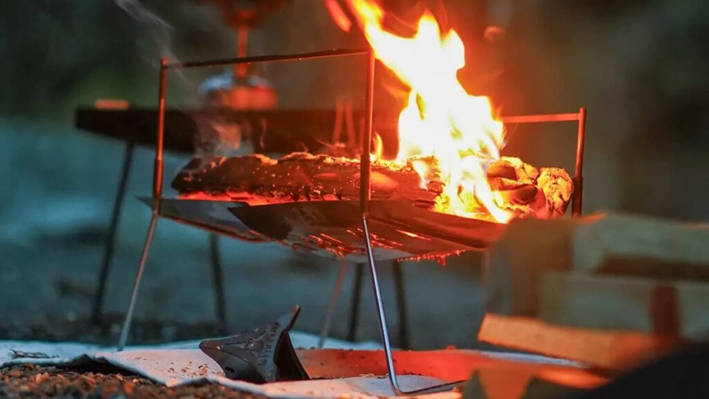 HAKOSUKAチタンモデル焚火台を使った焚火の画像