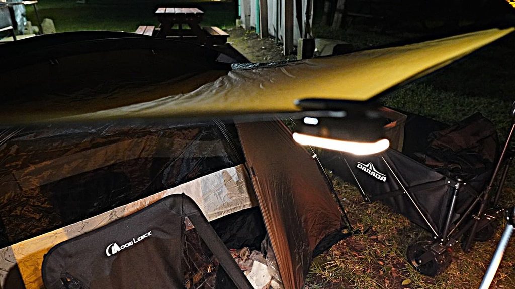 AL01の2500K電球色は虫が寄りにくく、夜間の視界をマイルドに確保できる
