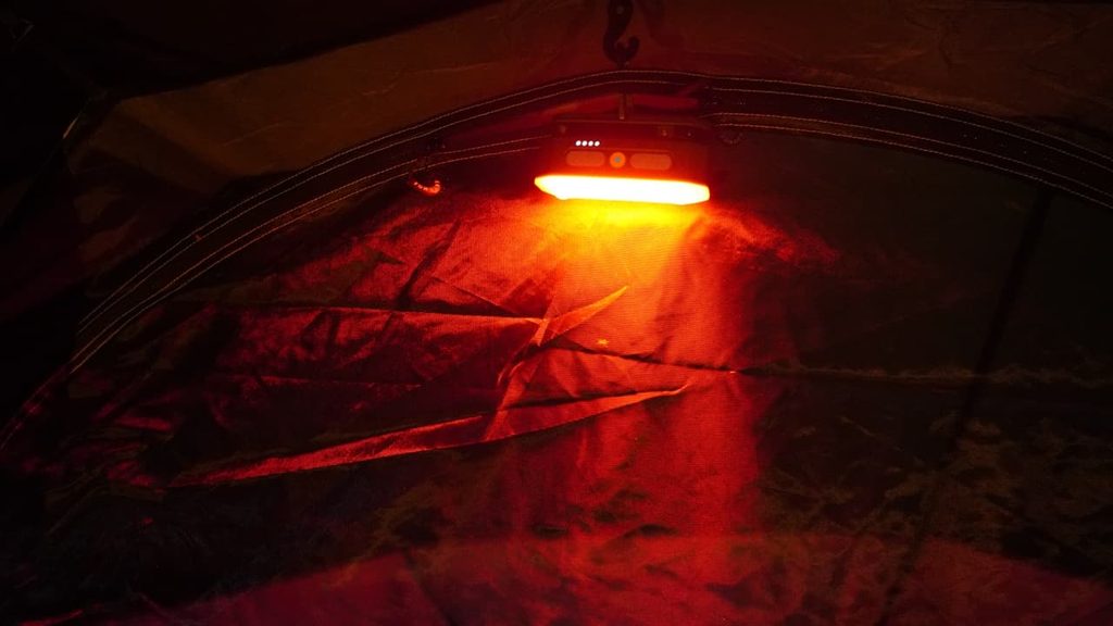 AL01を赤色点灯のセンサーモードオンでテント入り口へ設置