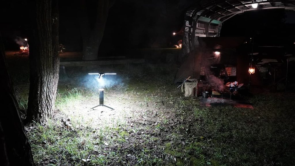テントから3〜5m離れた場所にT1を「白色・最大光量」で設置した画像