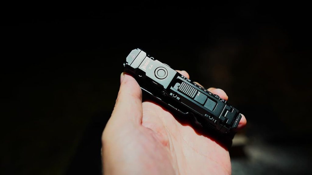 手に持ったWUBEN X4の武骨な外観・質感